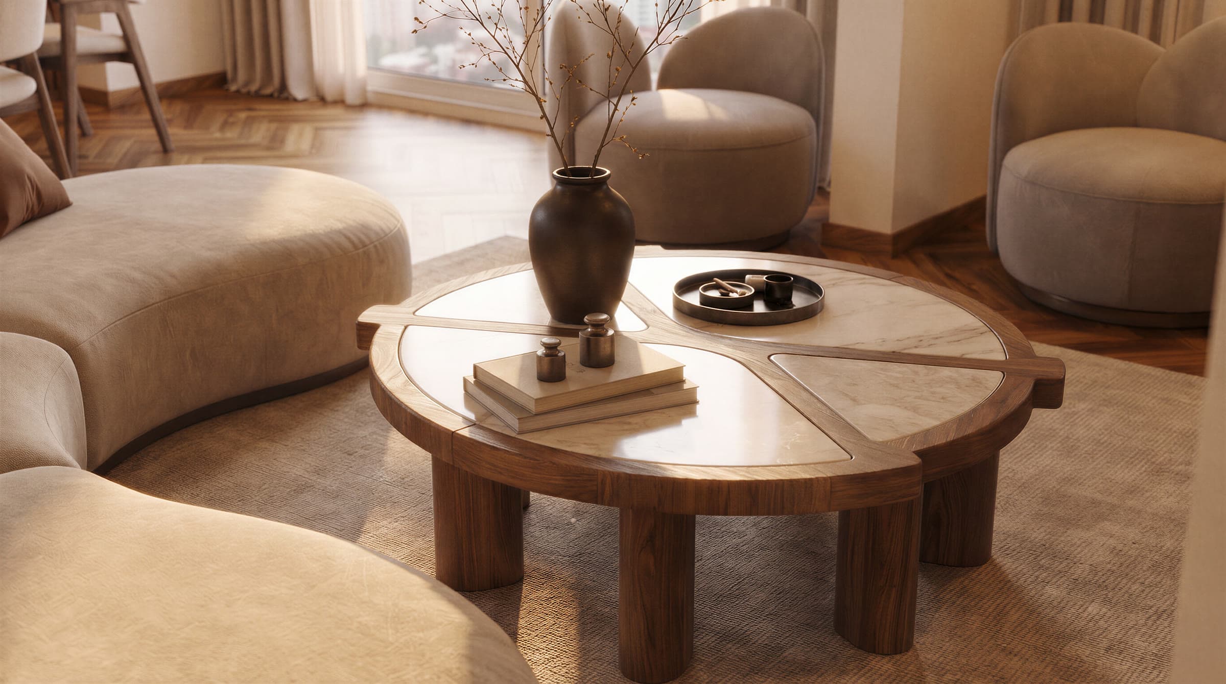 Detalle de la mesa de centro con vajilla y objetos decorativos